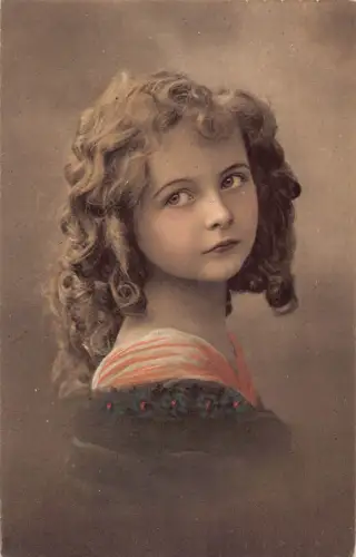 B087 Portrait of Innocent Curly Hair Girl Echtfoto Vintage Postkarte