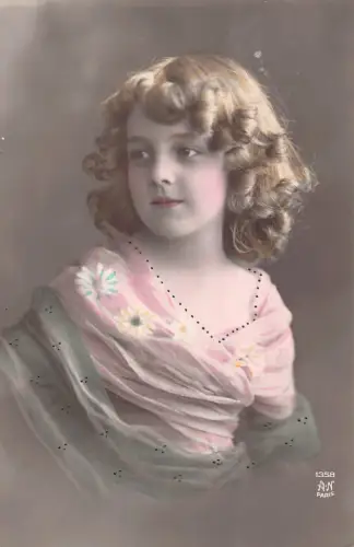 B087 Portrait Unschuldiges Lockiges Haar Mädchen Blumen Kleid Echt Foto Postkarte