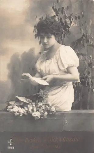 B088 Geburtstagsgrüße 1925 Schöne Frau liest Brief Blumen Postkarte