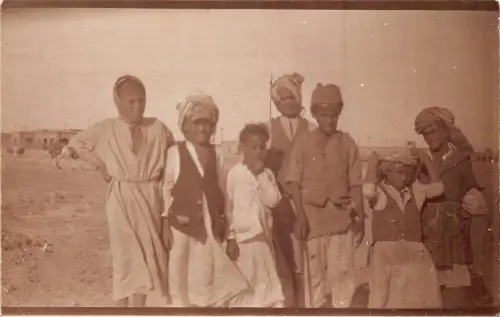 B078 Iraq Native Boys and Girl Group Cane Stick Turbans RPPC Postkarte
