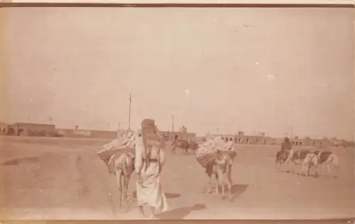 B078 Irak Ureinwohner mit Turbanen Eseln pflegen Betonblöcke RPPC Postkarte