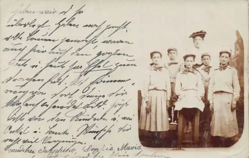 A096 Echtfoto 1906 Mutter mit Sohn und Töchtern in Uniformen mit Bogen Postkarte
