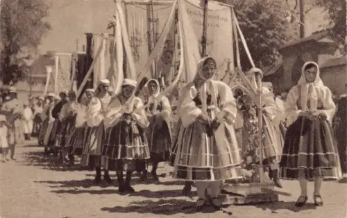 Polen 1950 Lowicz religiöse Prozession Mädchen marschieren ethnisch alte Postkarte B871