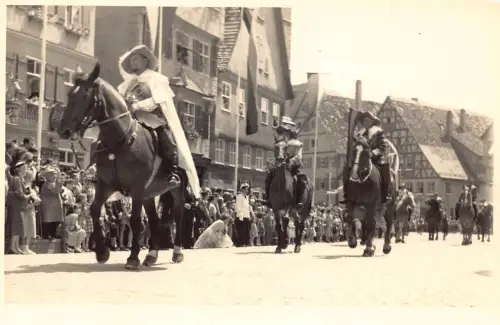 A111 Echt Foto 1956 Dinkelsbühl Umzug Mittelalter Reiter Fahnen Postkarte