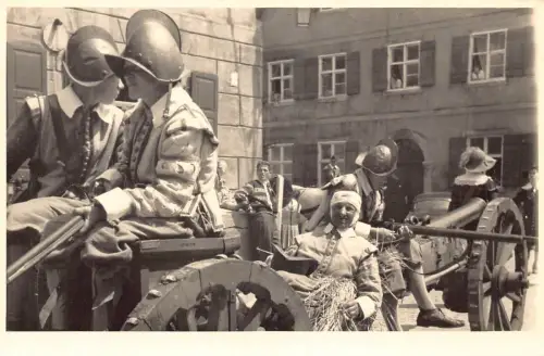 A111 Echt Foto 1956 Dinkelsbühl Umzug Kanonenwagen Verletzter Mann Postkarte