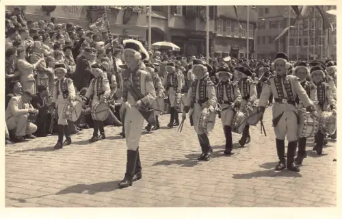 A111 Echt Foto 1956 Dinkelsbühl Umzug Mittelalter Trommler Marsch Postkarte