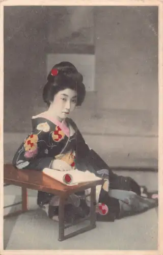 L542 Japan Geisha liest ethnisches Kostüm Vintage Postkarte