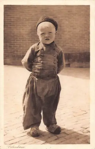 L352 Junge aus Volendam 1919 Baggy Hose Hemd Knöpfe Sozialgeschichte Postkarte