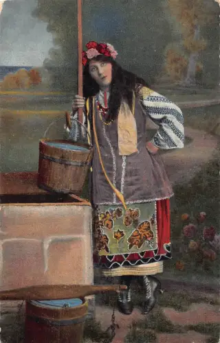 B111 Russland 1916 Frau in Tracht bei wohlethnischer Feldpostkarte Erster Weltkrieg