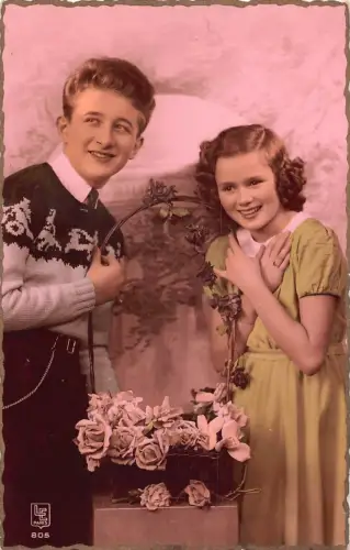 Kinder Junge und Mädchen halten Rosen Korb Fotomontage Vintage Postkarte