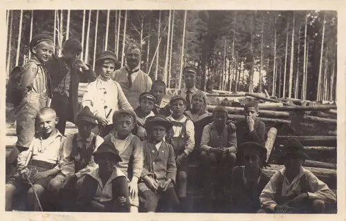 B099 Sozialgeschichtliche Gruppe Jungen im Traunsteinwald Echtfoto Postkarte