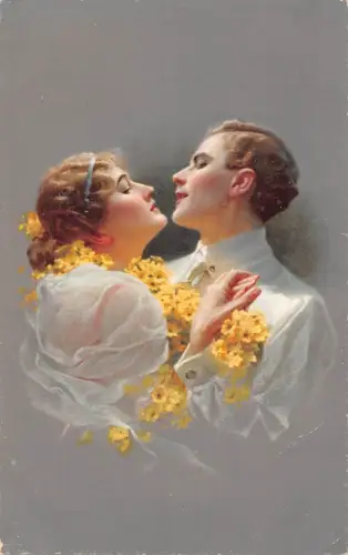Paar umarmt sich fast küsst bedeckt mit gelben Blumen Vintage Postkarte