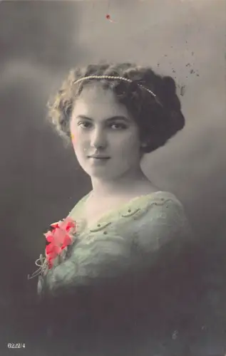 B092 Glamour 1917 Schöne Frau Perlen Zubehör RPPC WWI Feld Postkarte