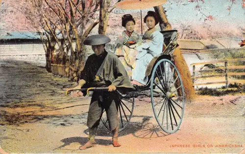 B556 Ethnische einheimische japanische Mädchen auf Jinkrickscha Rikscha Geishas 1908 Postkarte
