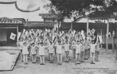 B556 China ethnische chinesische Jungen blinde Schule Flagge Drill Foochow Fuzhou Postkarte