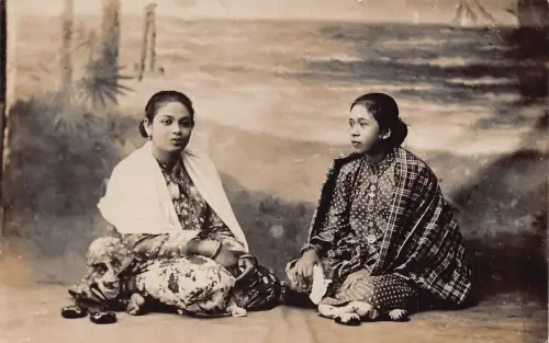 B556 Ethnische malaiische Ureinwohner Damen Mädchen in Kostümen Singapur RPPC Postkarte