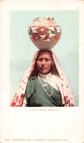 B557 Ethnische indianische Pueblo-Frau mit Olla fürsorglichem Topf Vintage Postkarte