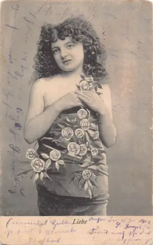 Liebe 1904 Mädchen mit lockigem Haar in Rosen Vintage Postkarte
