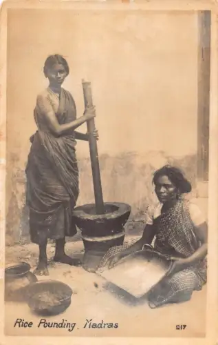 Indien Madras Chennai Reisstampfen Mädchen arbeiten ethnisch Vintage Postkarte