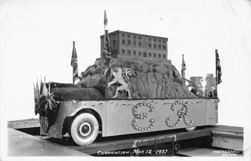 B122 Transport Deko Auto für Elisabeth II Krönung RPPC Vintage Postkarte