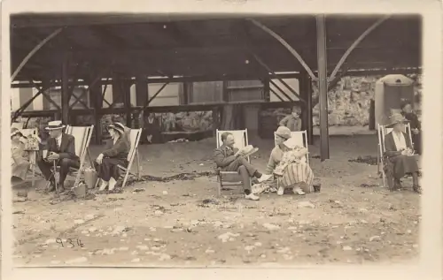 B123 Sozialgeschichte Familie mit Baby auf Stuhl Lounge am Strand RPPC Postkarte