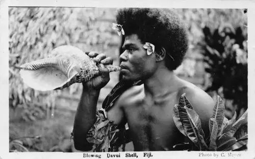 L523 Fidschi gebürtiger Mann bläst Davui Shell Echtfoto Vintage Postkarte