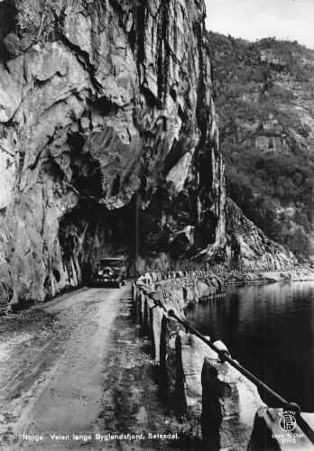 B231 Norwegen Veien langs Byglandsfjord Setesdal Auto Oldtimer Postkarte