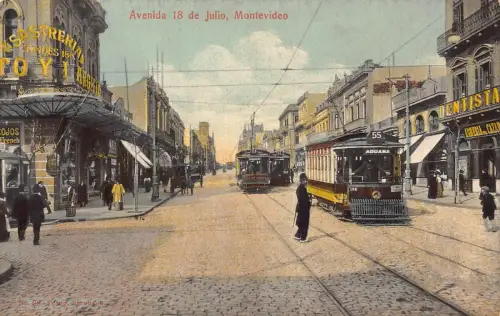 Uruguay Montevideo Avenida 18 de Julio Straßenbahnen Polizisten Geschäfte Vintage Postkarte