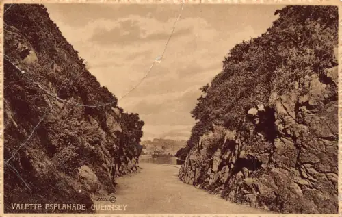 B128 England Valette Esplanade Guernsey Vintage Postkarte