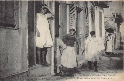 L524 Griechenland Salonique Vardar Viertel Bordell Damen warten Kunden Postkarte