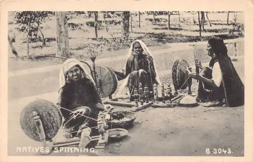 L525 India Natives Spinning Vintage Postkarte