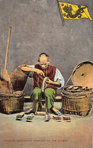 L543 China Chinesischer Schuhmacher arbeitet auf der Straße ethnische Vintage Postkarte