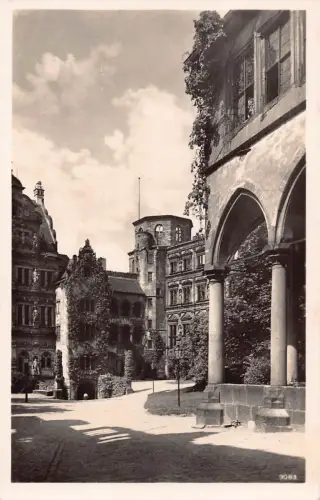 B207 Deutschland Heidelberg Schloss Der Schlosshof RPPC Vintage Postkarte