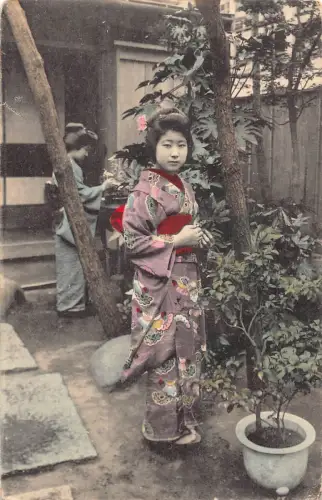 B584 Japan Geisha Gartenarbeit Bäume Ethnische Kultur Postkarte