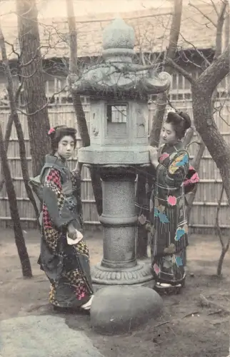 B584 Japan Geishas Reinigungsdenkmal aus Garten Ethnische Kultur Postkarte