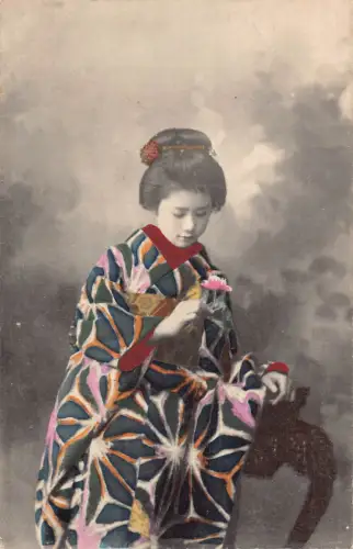 B584 Japan Geisha Bewunderung Blume Ethnische Kultur Postkarte