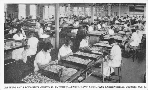 Postkarte US Detroit Arbeiter im Medicinal Ampulles Parke Davis & Co Laboratories