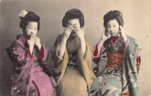 B585 Japan Sprich nichts Böses Die drei weisen Affen Maiko Lehrling Geisha Postkarte