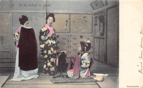 B585 Japan 1906 Bei den Modisten in Japan Schneiderei Geisha Postkarte