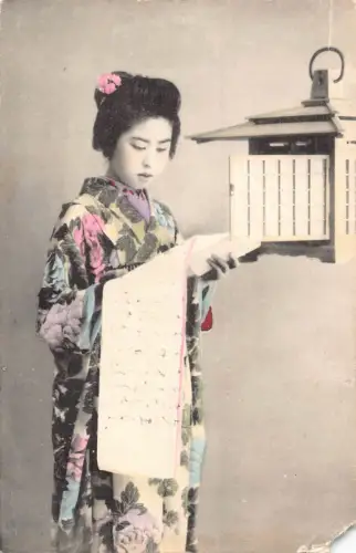 B584 Japan Geisha Frau liest Brief hängenden Briefkasten ethnische Kultur Postkarte