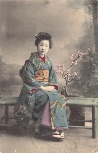 B585 Japan Geisha posiert auf Bank Ethnische Kultur Postkarte