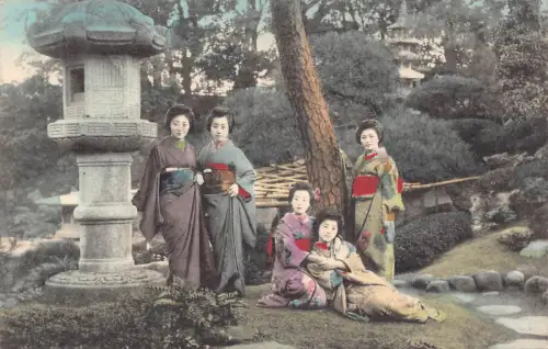 B586 Japan Geisha Mädchen umarmen Garten ethnische Kultur Vintage Postkarte