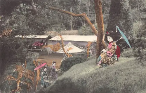 B586 Japan Geisha Mädchen wandern im Garten ethnische Kultur Vintage Postkarte