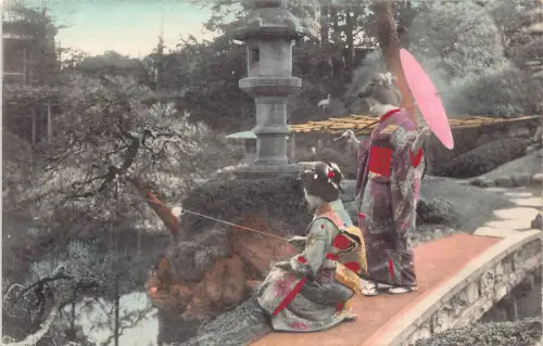 B586 Japan Geisha Mädchen Angeln im Garten Ethnische Kultur Vintage Postkarte