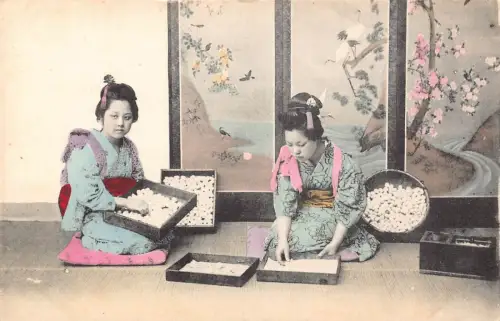 B585 Japan Geisha Mädchen sammeln Seide Kokons Kultur ethnische Postkarte