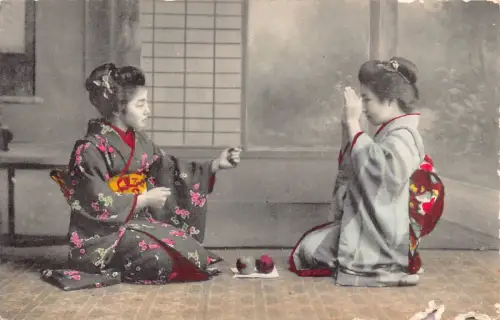 B585 Japan Geisha Mädchen spielen Janken Rock Papierschere Kultur Postkarte