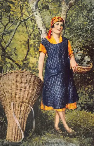 B001 Schweiz Tracht Tessinerinin in Volkstracht im Wald Postkarte