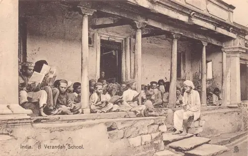 A993 Indien Veranda Schule einheimische Kinder lesen ethnischen Typ Vintage Postkarte