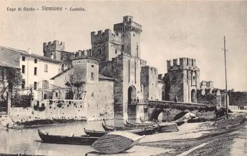B002 Italien Schloss Sirmione Gardasee Boote Vintage Postkarte