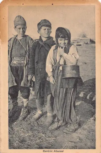 A853 Albanien Ureinwohner Bauernkinder in traditionellen Kostümen Postkarte